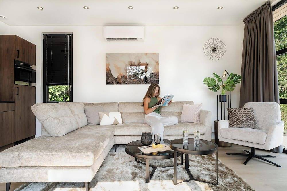 Luxe en duurzame 4-persoons recreatievilla’s met hoge raampartijen, volledig gasloos en voorzien van zonnepanelen. Geniet van een stijlvolle living, luxe keuken, twee comfortabele slaapkamers en een ruime badkamer met regendouche. Inclusief opgemaakt in Nederlandse Noordzeekust