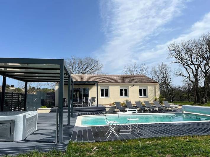 Location de vacances pour 9 personnes, avec vue ainsi que jardin et piscine à Roussas - 3