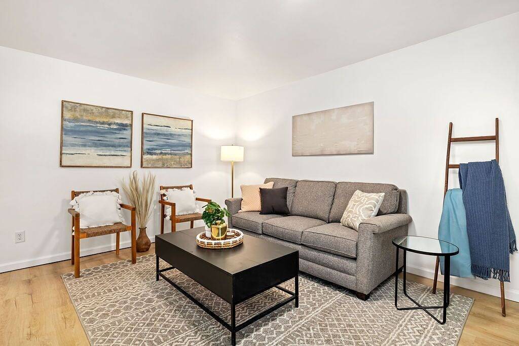 Ganze Wohnung, Cozy & Clean 2nd Floor Apt. - King Bed | Workspace in Mount Clemens, Lake St. Clair