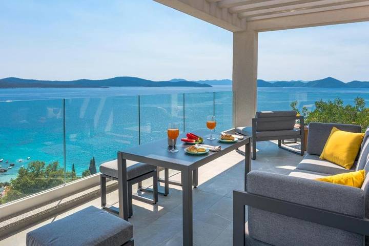 Villa pour 13 personnes, avec Balcon et Terrasse ainsi que Piscine et Vue à Slano