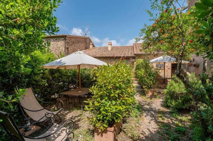 Agriturismo per 2 persone, con piscina e giardino nonché terrazza in Cinigiano