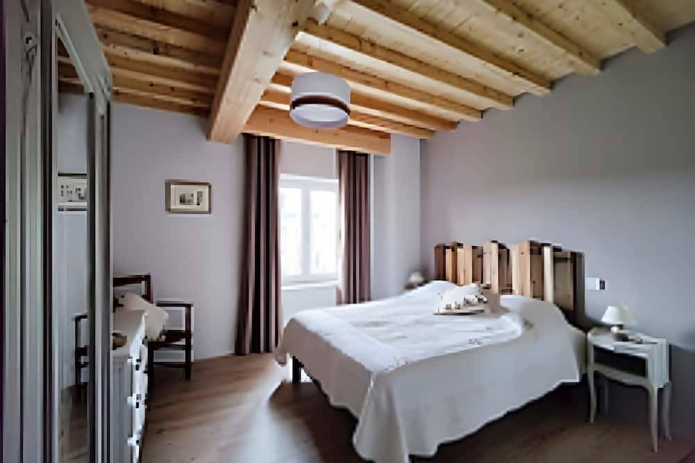 Chambre d’hôtes « Chambre Bois » avec piscine, terrasse et jardin partagés in Saint-Martin-Lestra, Montbrison
