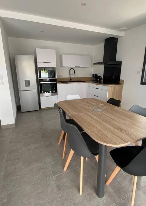 Ganze Wohnung, Appartement Rdc avec grande terrasse et parking in Ploemeur, Côte des Mégalithes