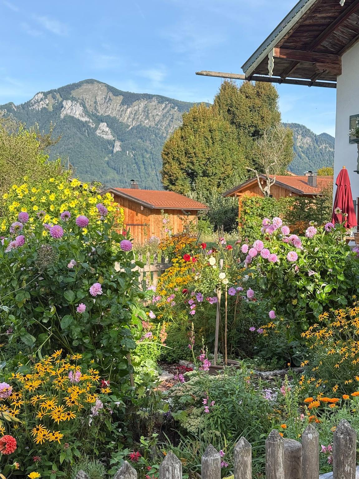 Lohei - Chalets im Chiemgau - Chalet Hollerhäusl, ganzes Haus, 50 qm für 2-4 Personen, Wohnbereich mit Kochecke und Galerie in Unterwössen, Bayerische Alpen