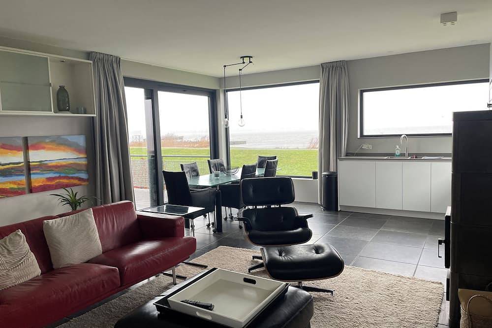 Moderne, großzügige Ferienwohnung mit malerischem Blick auf den Tjeukesee in Friesland
