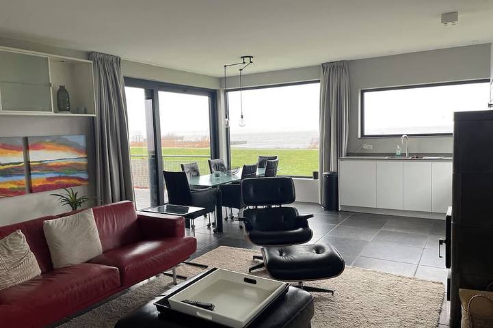 Moderne, großzügige Ferienwohnung mit malerischem Blick auf den Tjeukesee in Friesland