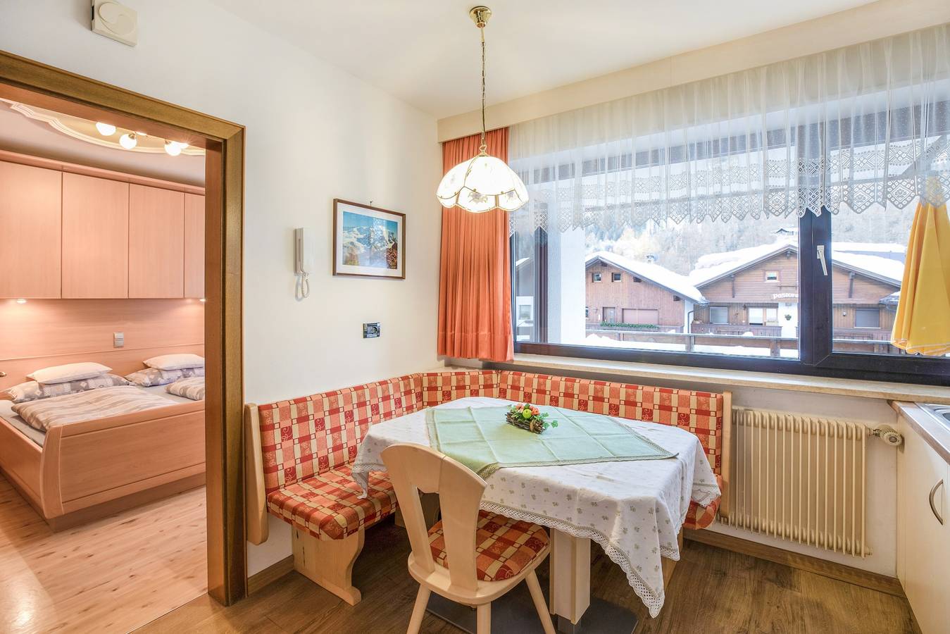 Appartement entier, Rustic Apartment near Ski Areas with Wi-Fi, Garden and Terrace in Colfosco, Corvara in Badia