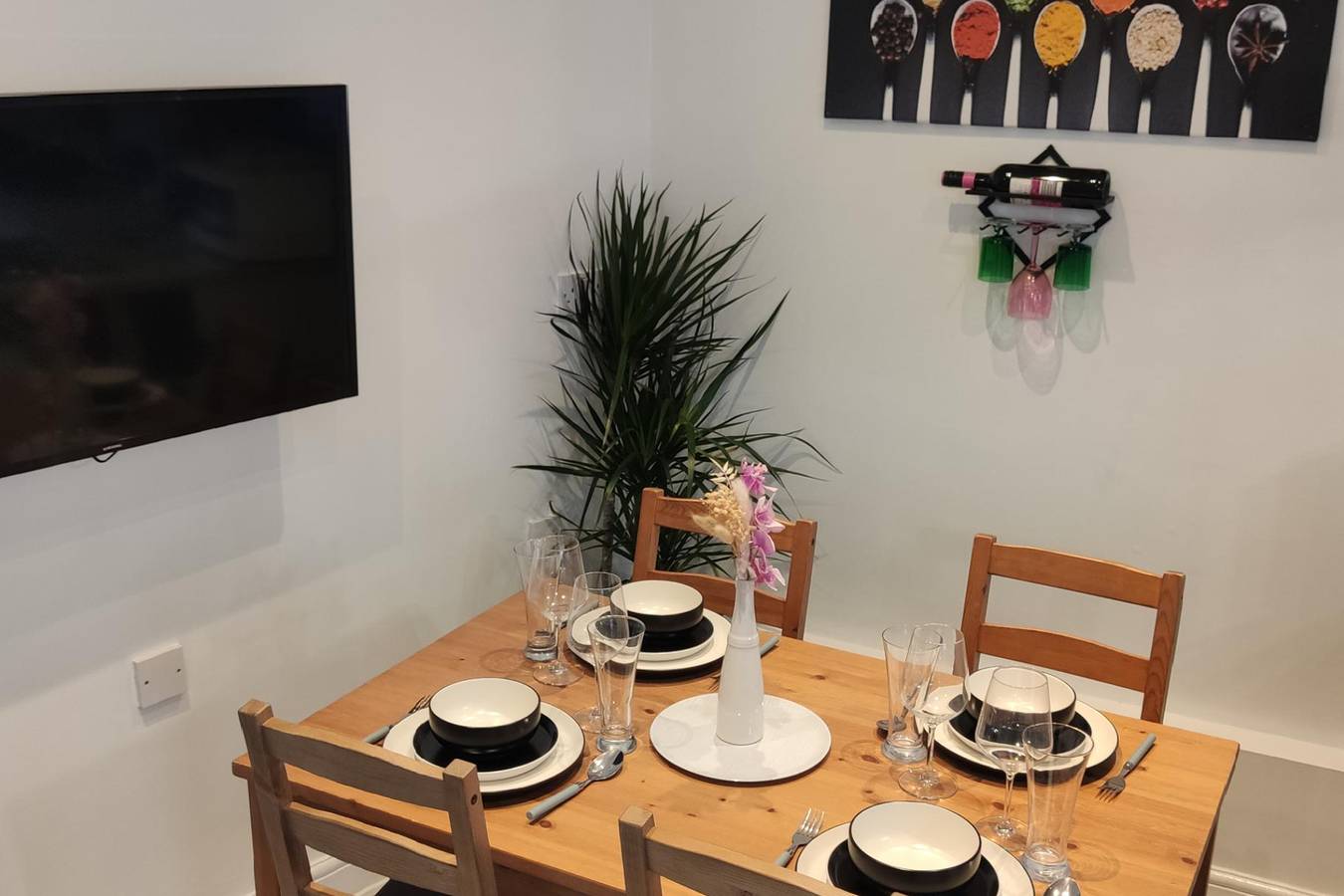 Entire vacation apartment, Apartment - Sleeps 4 - Balcony - Parking in Barking and Dagenham, London