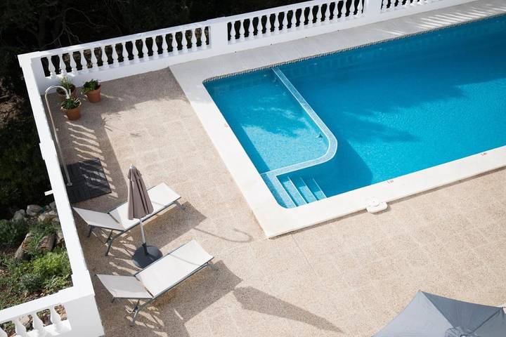 Ferienwohnung für 2 Personen, mit Balkon und Terrasse sowie Pool und Ausblick in Cala Galdana