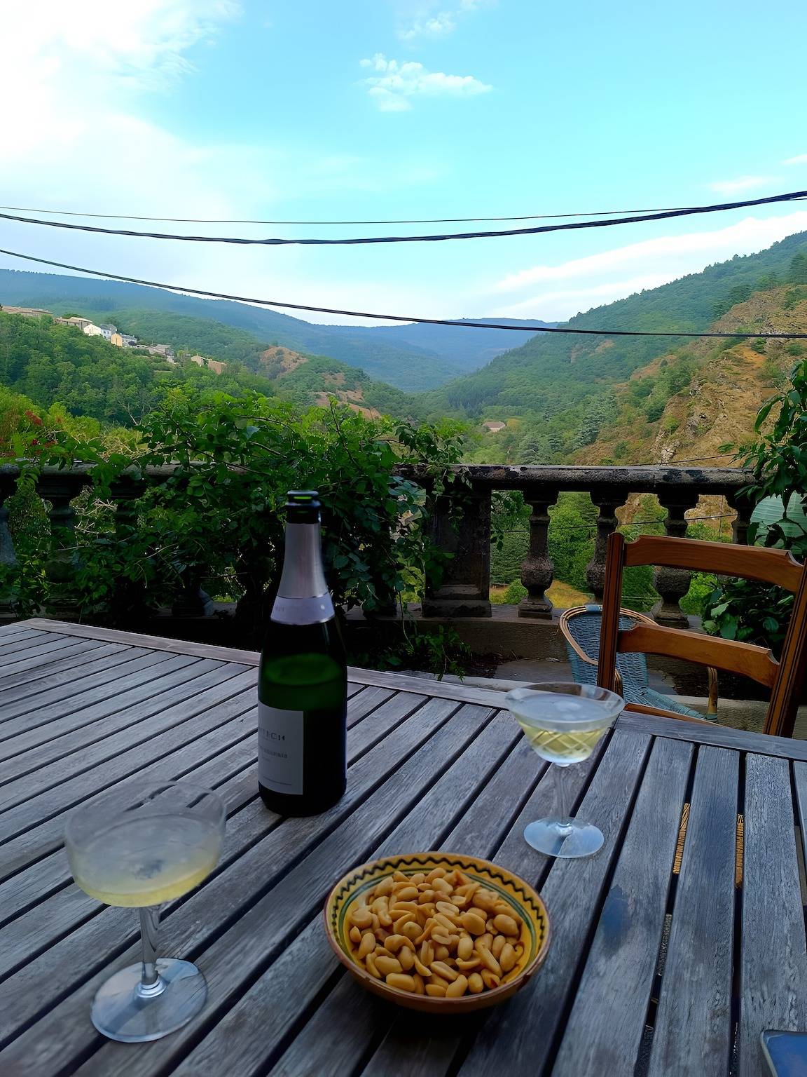 Chambre d'hôtes « Montagne Noire, Chez "Pinceau" » vue montagne, terrasse partagée et Wi-Fi in Lespinassière, Région de Carcassonne