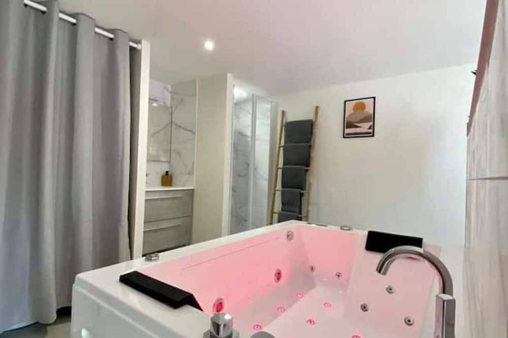 Entire apartment, Appartement Jardin et Spa in Bressuire, Deux-Sèvres