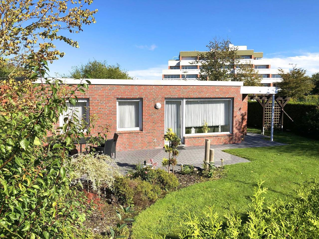 Strandnaher Ferienbungalow in Norddeich mit eingezäuntem Garten und Strandkorb. in Strand Norddeich, Norddeich