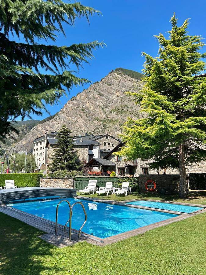 Hôtel pour 3 personnes, avec Jacuzzi et Terrasse ainsi que Jardin et Piscine à Canillo
