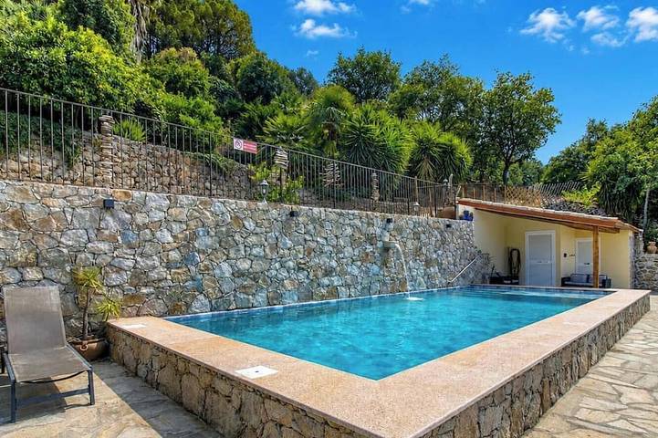 Location de vacances pour 3 personnes, avec Terrasse ainsi que Jardin et Piscine à Costa