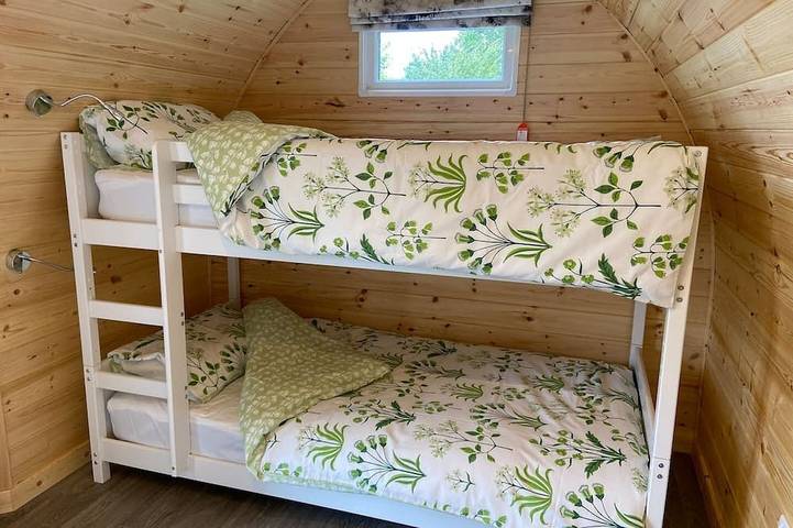 Glamping for 4 people, with pool and garden in Kent