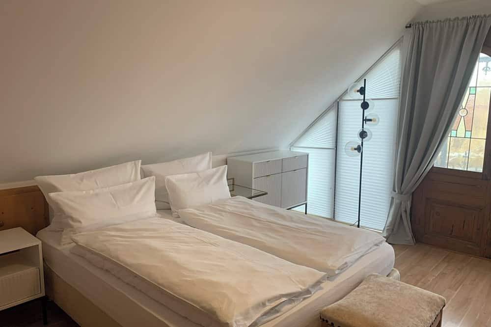 Ganze Wohnung, Gemütliche Ferienwohnung mit kleinem, romantischen Balkon mit Blick in die Weinlaube in Sommerach, Fränkisches Weinland