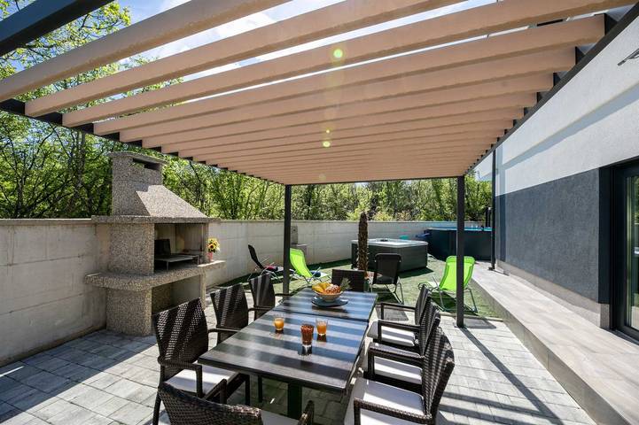 Villa pour 8 personnes, avec piscine ainsi que jacuzzi et jardin, adapté aux familles à Klimno - 4