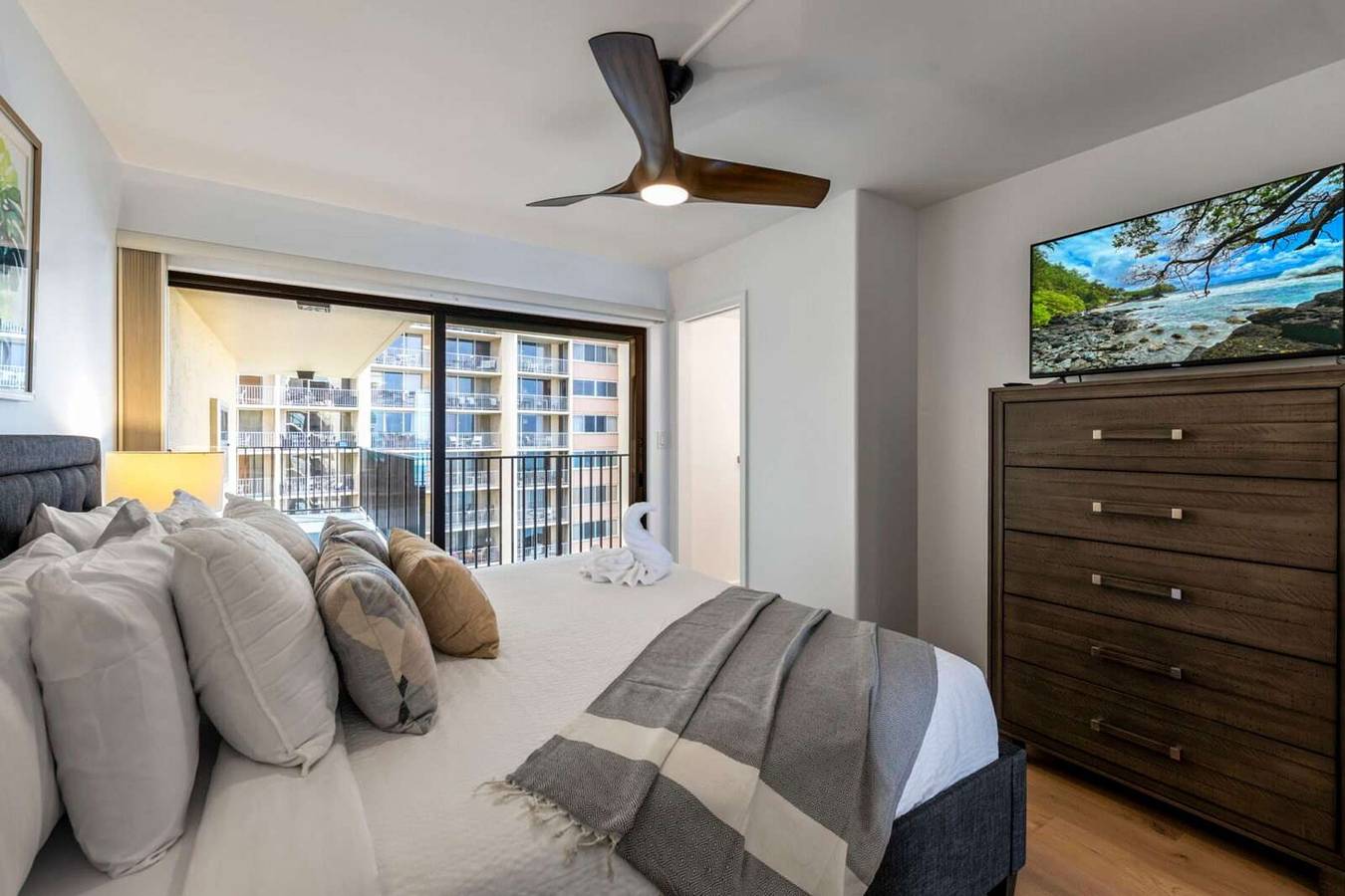 Apartamento entero, Oceanfront - Whale Watch - Big Lanai - New Modern Coastal Remodel in Kahana, Napili-Honokowai