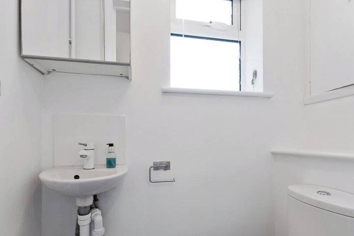 Guildford - Two Bedroom House with Garden in Guildford, Surrey