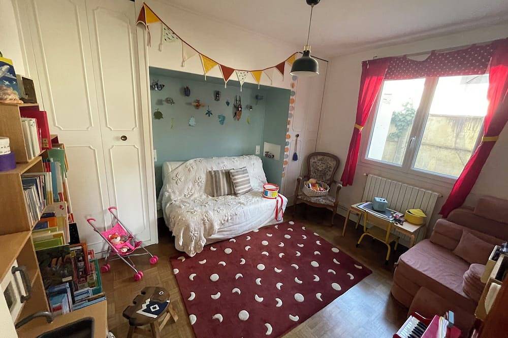 Warm and colorful townhouse in Villenave-d'Ornon, Bordeaux region