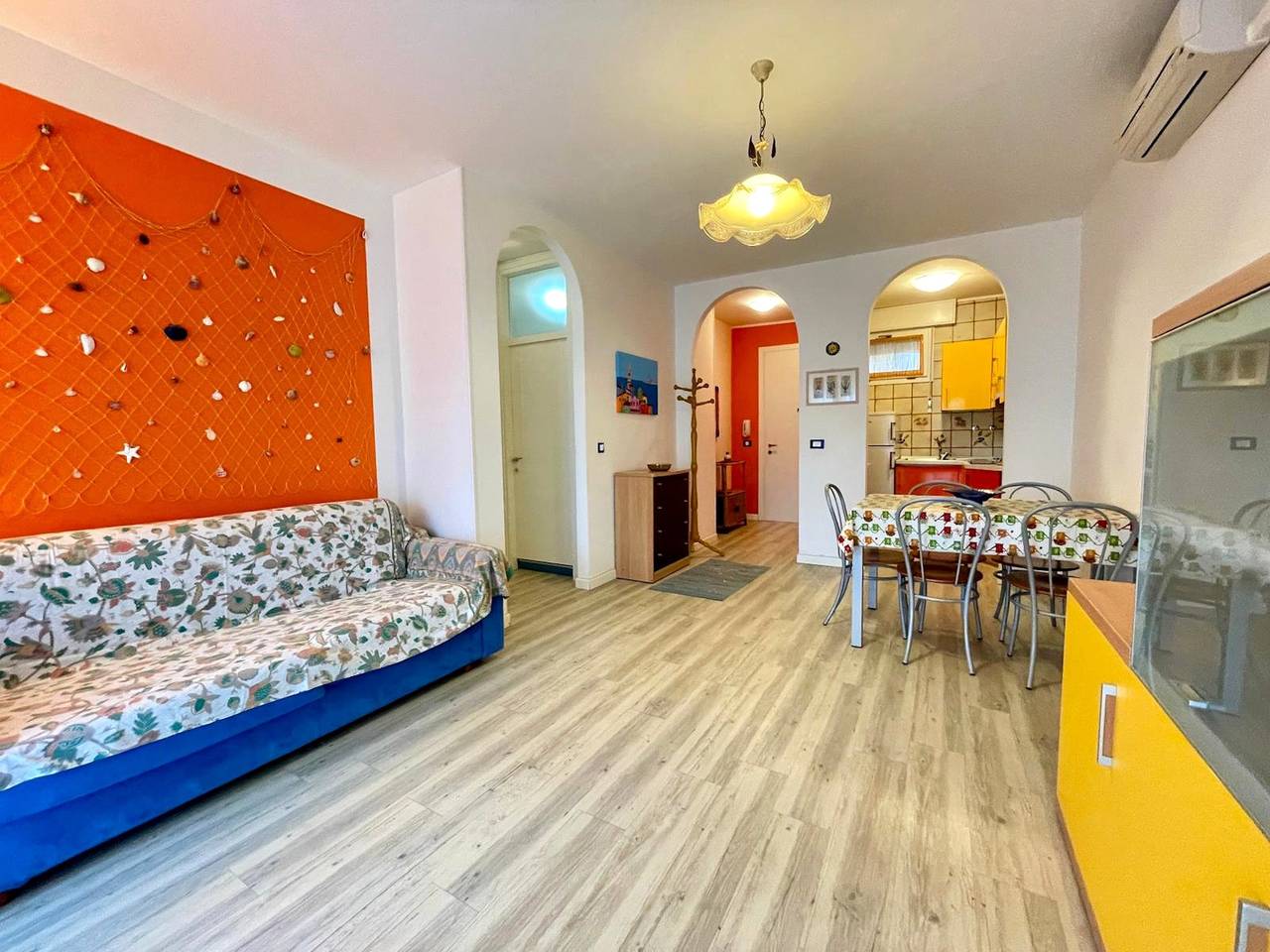 Ganze Wohnung, Farbenfrohe Wohnung mit Balkon in Porto Santa Margherita, Caorle