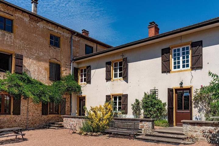 Gîte pour 4 personnes, avec piscine ainsi que vue et jardin à Thizy-les-Bourgs - 4