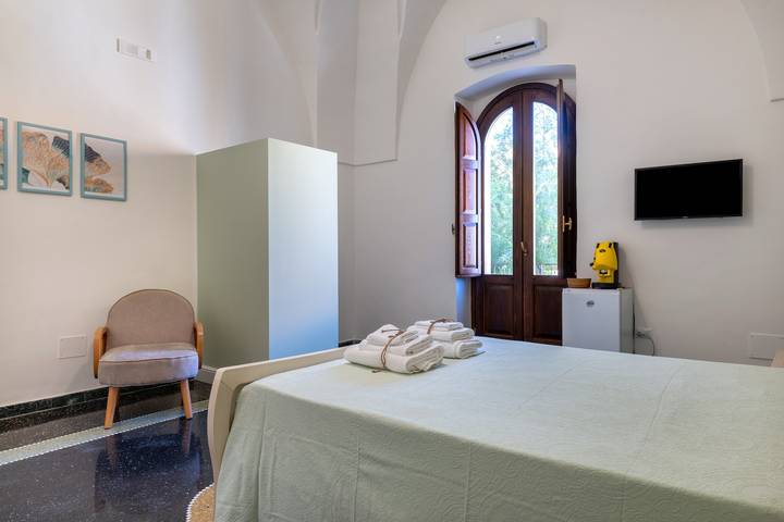 Entire apartment, Room 'Primo Piano - Camera 1' with Private Garden, Wi-Fi and Air Conditioning in Pulsano, Gulf of Taranto