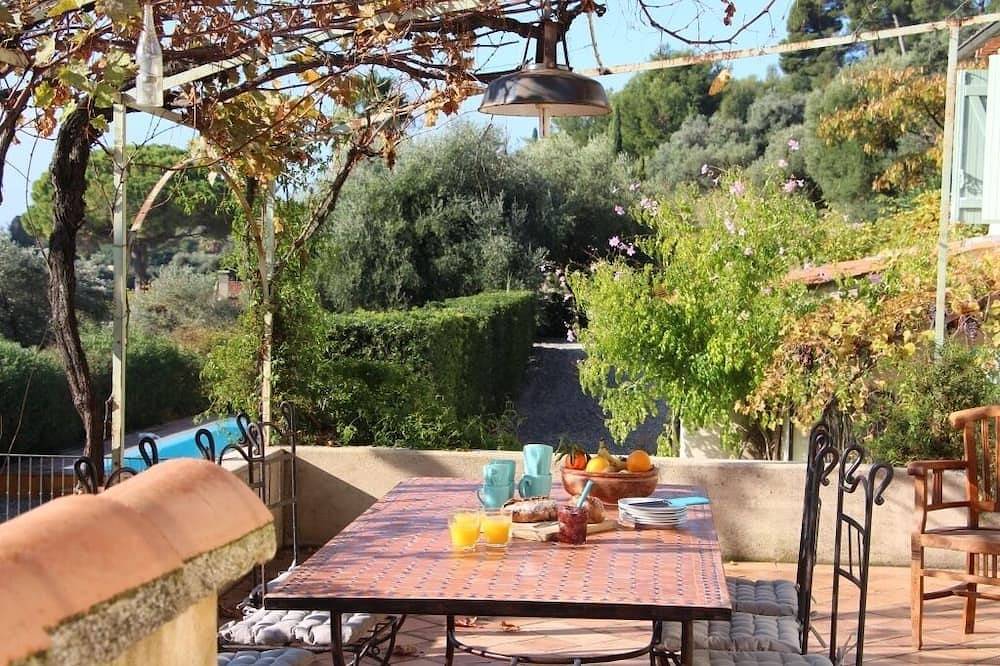 Mas with view between vineyards and olive groves close to the sea (beach and port of Sanary) in Sanary-sur-Mer, Toulon region