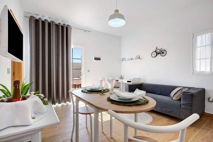 Hel lägenhet, Vacation Apartment 'El Naranjo Con Jacuzzi' with Private Terrace, Private Garden and Wi-Fi in Tarajalejo, Tuineje
