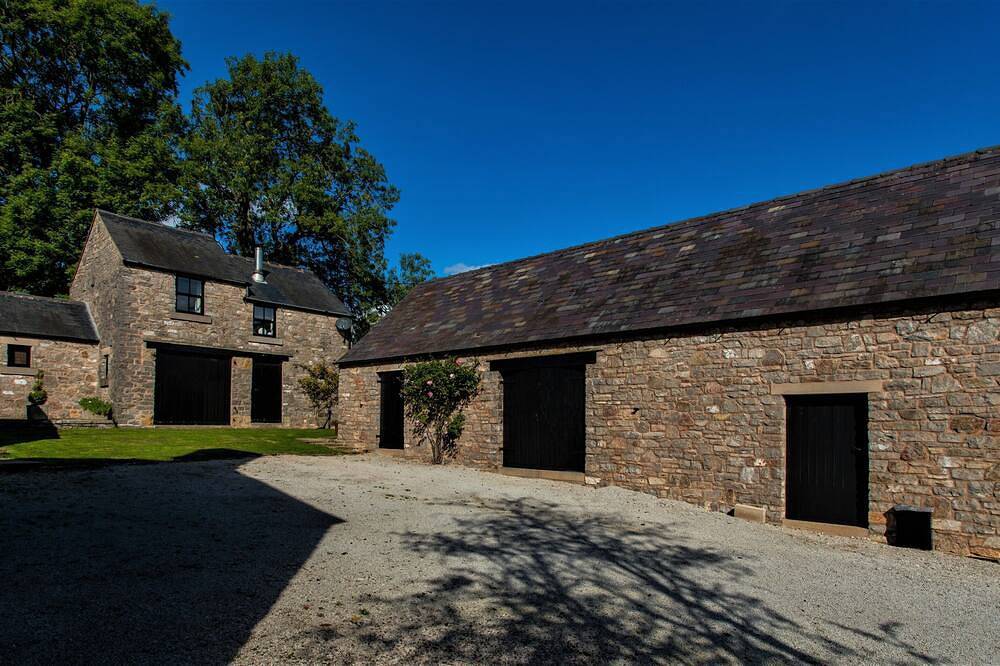 5* Detached Stone Cottage with a Private Indoor Pool (Not Shared) in Thorpe (Derbyshire), Derbyshire