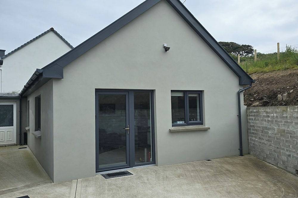 Entire apartment, Charming 1-bedroom apartment in beautiful Burnham a 5 min drive outside Dingle in Dingle Peninsula