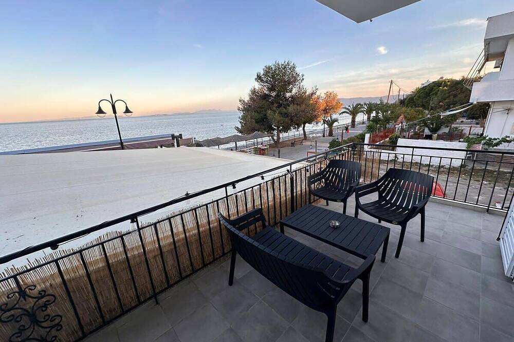 Ganze Wohnung, Agioi Theodoroi Beachview Chic Modern Apt in Agii Theodori, Korinthia