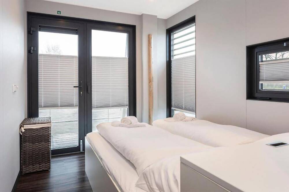 Prachtig schip in Offingawier met uitzicht op de haven in Friesland