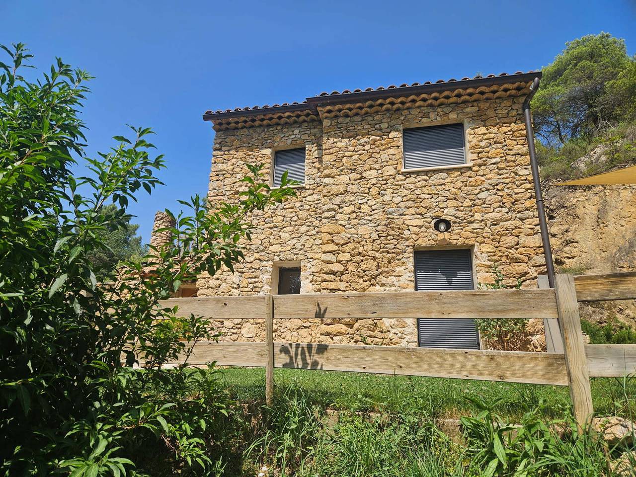Villa 'Maison Du Soleil' con vistas a la montaña, piscina privada y Wi-Fi in Mérindol-les-Oliviers, Región de Nyons