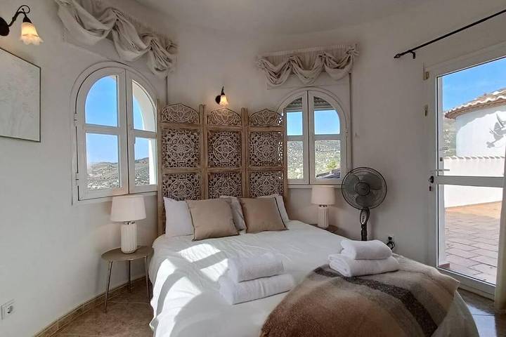 Casa rural para 8 personas, con jardín además de piscina y vistas en Alcaucín - 4