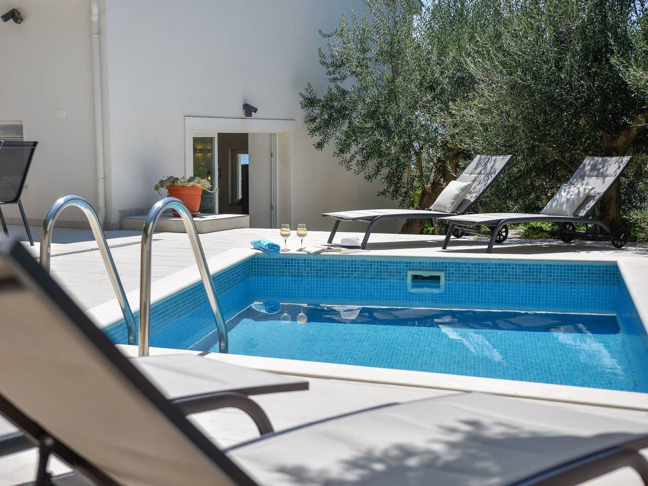 3 Schlafzimmer Villa mit beheiztem Pool und Meer in Pisak, Split-Dalmatien