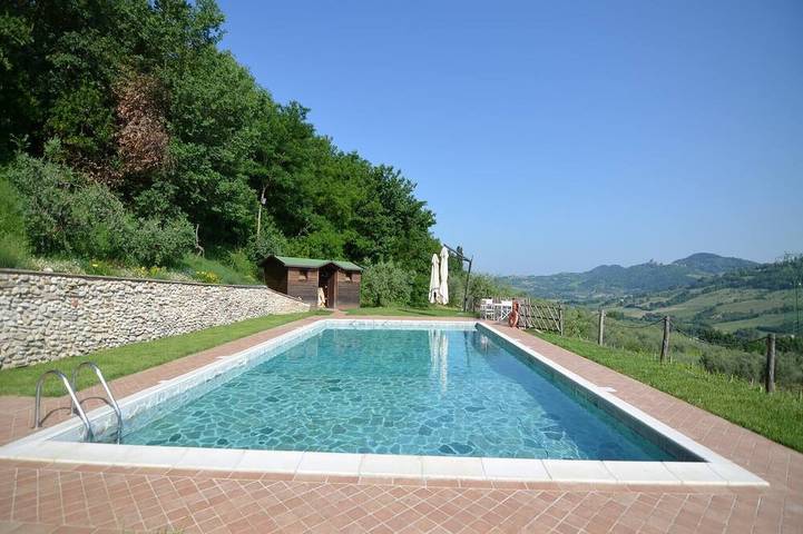 Agriturismo per 6 persone, con piscina e giardino, con animali domestici in Provincia di Rimini