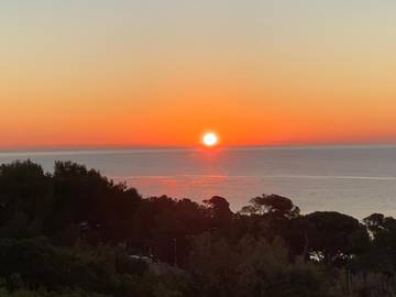 Gîte pour 4 personnes, avec piscine ainsi que terrasse et vue dans Plage de la Baumette