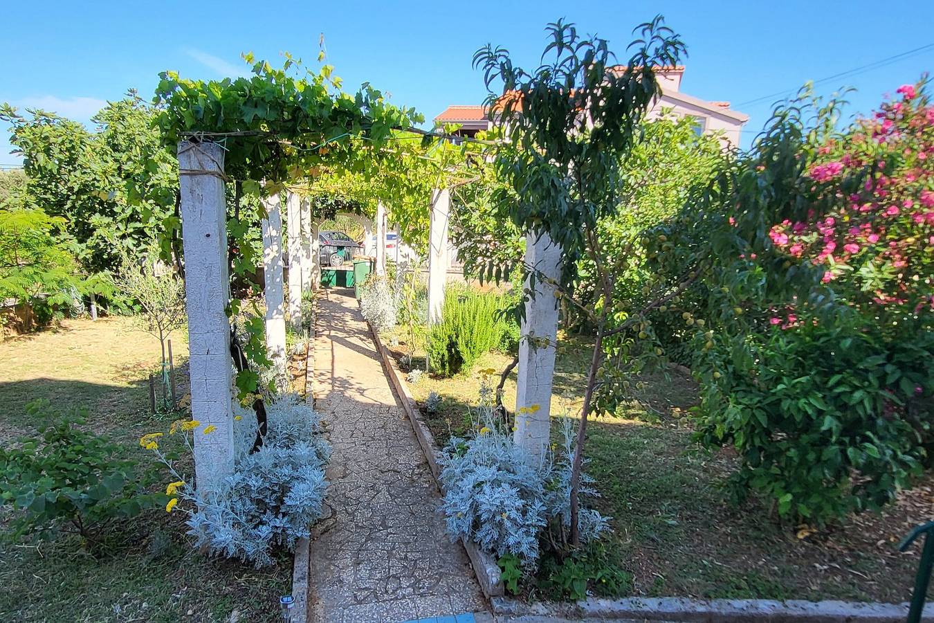 Ganze Wohnung, 2-Zimmer-Ferienwohnung mit Terrasse und Meerblick Sukosan, Zadar -a in Sukosan, Zadar