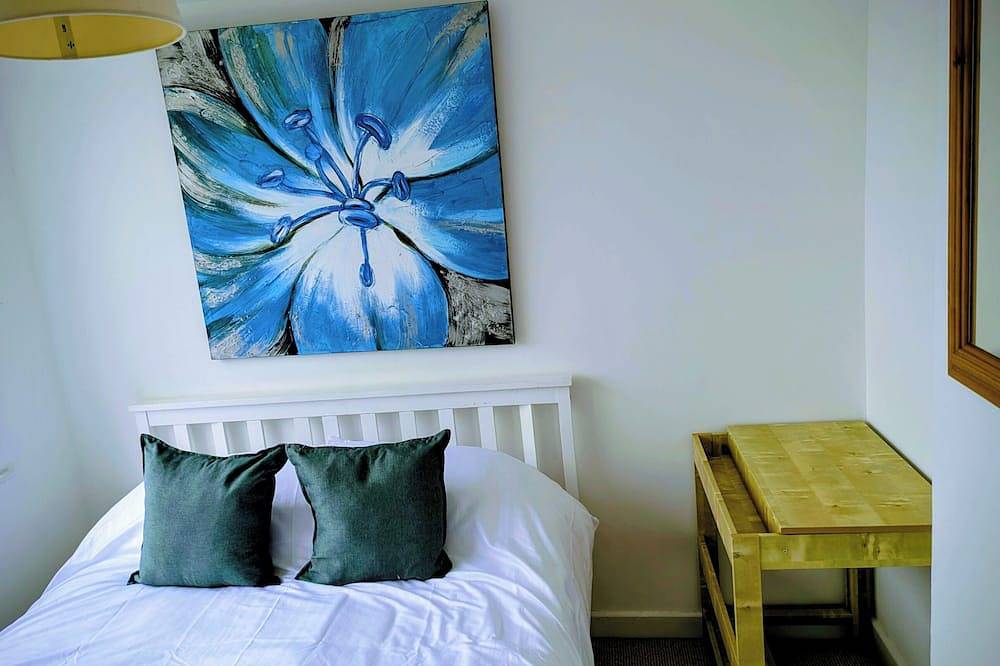 5 bed house in Winchester with parking near motorway and town centre/railway in Winchester, South Downs