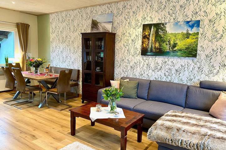 Ferienhaus für 6 Personen, mit Balkon und Whirlpool sowie Garten in Hallschlag