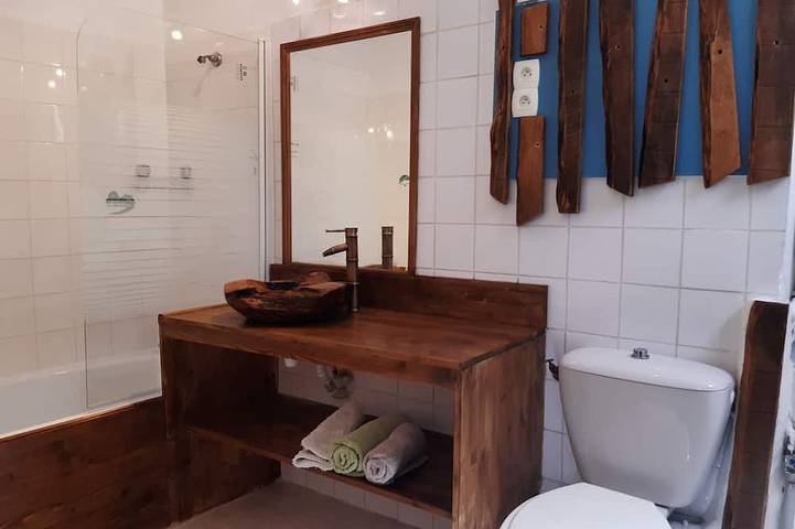 Gîte pour 2 personnes, avec Terrasse ainsi que Jardin et Piscine à Montferrat - 3