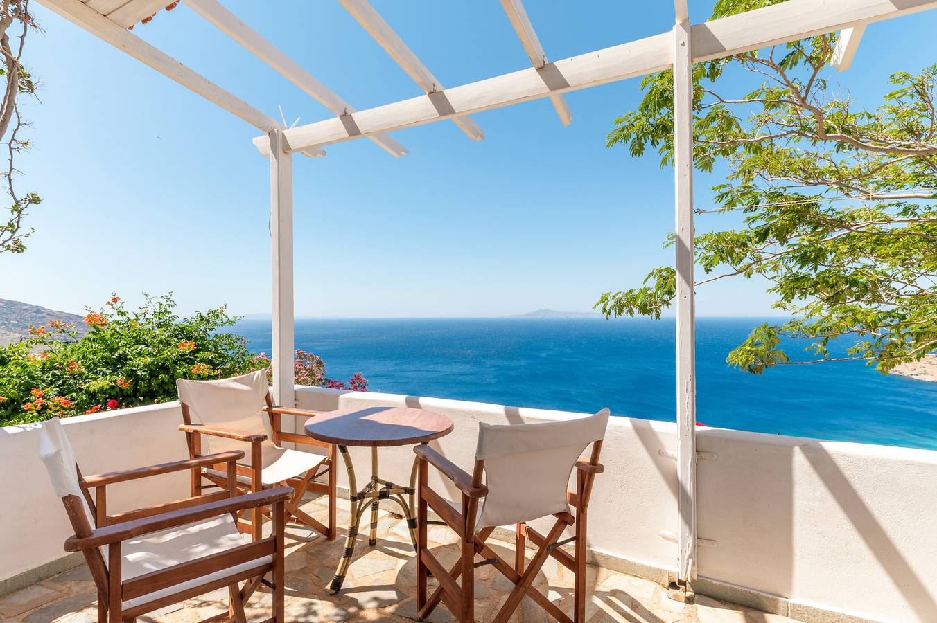Entire studio, 'Kna Studio A' with Sea View, Wi-Fi and Air Conditioning in Andros