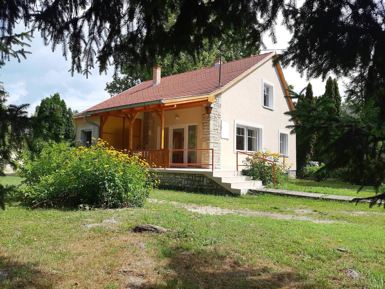 Renoviertes Haus in Zamárdi mit Großer Terrasse in Zamardi, Siófok und Umgebung