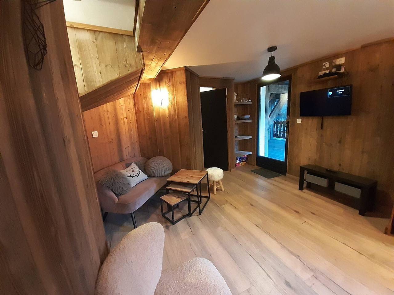 Ganze Wohnung, Gemütliche neue Wohnung mit Waldblick und Terrasse, 5 Pers, Parkplatz in La Tania, La Perrière