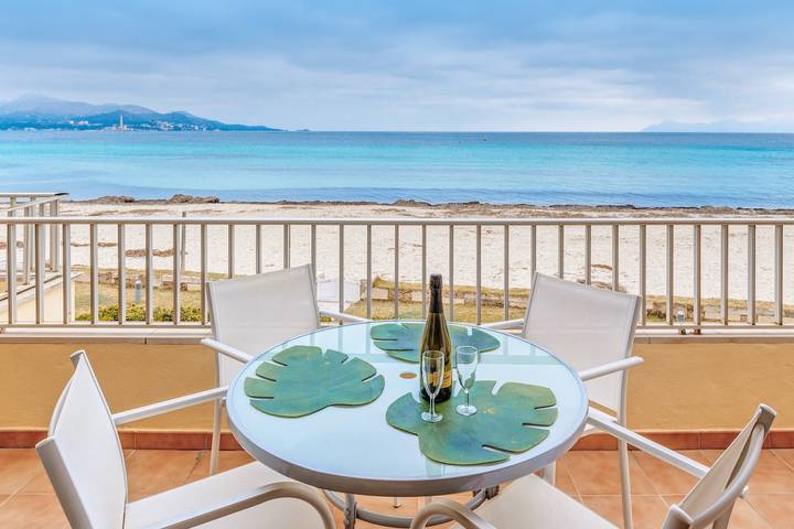 Entire apartment, Apartment "Buganvilia Sea" Directly on the Beach with Sea View, Balcony & Air Conditioning in Playa de Alcúdia, Alcúdia