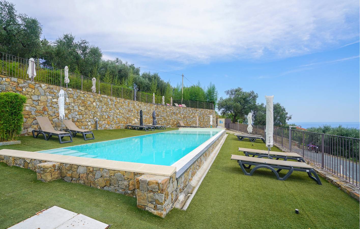 Modernes Apartment mit Pool, Parkplatz und WiFi, nahe dem Stadtzentrum in Civezza, Riviera di Ponente