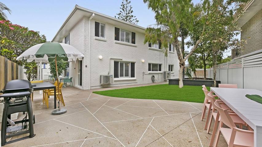 Holiday letting for 8 people in Surfers Paradise