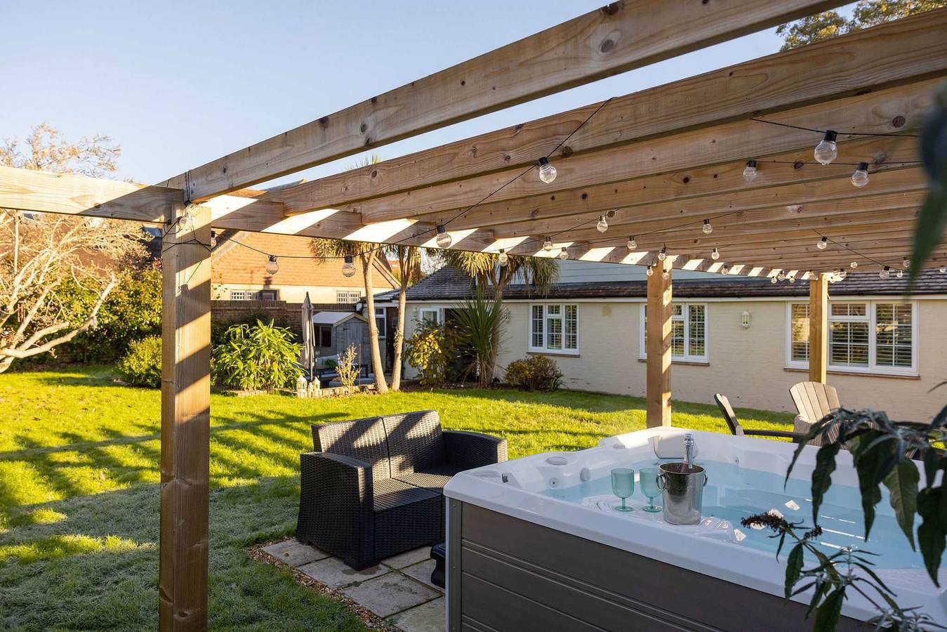 Sussex Escape for 8 with Hot Tub nr Goodwood in Fishbourne (West Sussex), Sussex Occidental