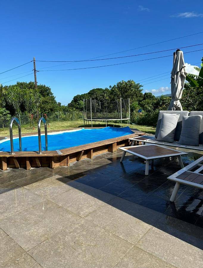 Gîte pour 2 personnes, avec vue et jardin ainsi que terrasse et piscine dans Trois Mares - 2